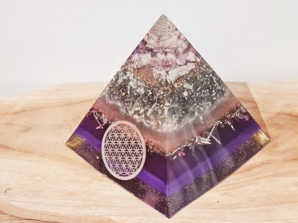 Orgonite pyramide rose et violette fleur de vie